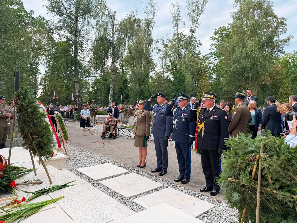 🇵🇱 Dokładnie o 17.00 rozległ się dźwięk syren. Miasto zatrzymało się na minutę, oddając hołd uczestnikom Powstania Warszawskiego. 🇵🇱 W 82. rocznicę wybuchu Powstania Warszawskiego w uroczystości przy Pomniku Gloria Victis na Cmentarzu Wojskowym na Powązkach wzięli udział