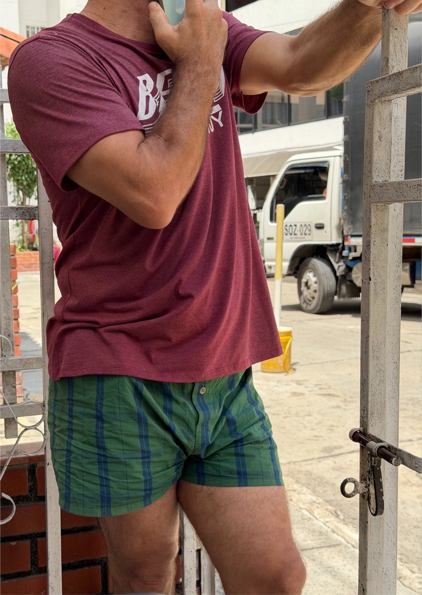 Manuel83797953's tweet photo. Este vecino vino a preguntarme por los horarios del camión de la basura. Es del campo y está recién llegado a la ciudad. Se ve delicioso 🤤 https://t.co/Nq6Hw5vy4U