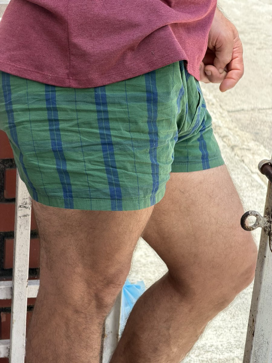 Manuel83797953's tweet photo. Este vecino vino a preguntarme por los horarios del camión de la basura. Es del campo y está recién llegado a la ciudad. Se ve delicioso 🤤 https://t.co/Nq6Hw5vy4U