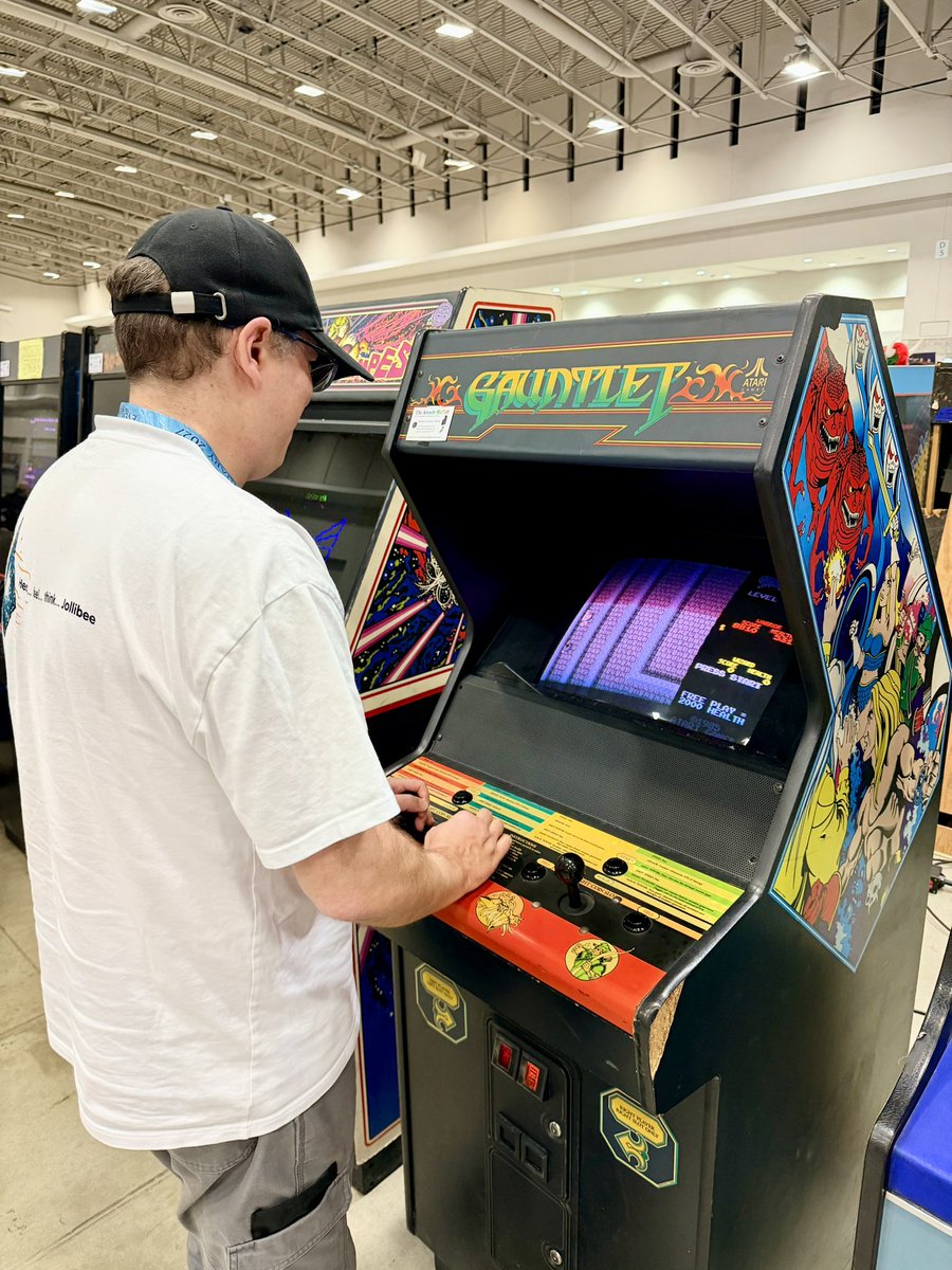BuccoRoth's tweet photo. オタコン2日目、土曜はだいぶ人が多いようですなー。コージさんはレトロなゲームに夢中の図 #Otakon2026 https://t.co/yJ37j2JjzL