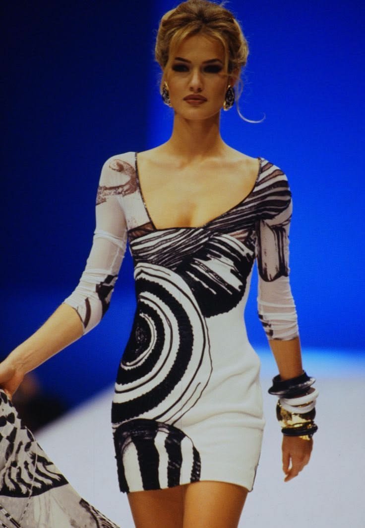 H3art0fChrom3's tweet photo. ☆Gianfranco Ferré Spring/Summer 1992 https://t.co/ReDDuYATWO
