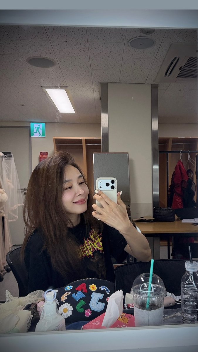 cherish_u_320's tweet photo. 얼굴이랑 손이 너무 살벌함…// https://t.co/dnXlVVLQbx