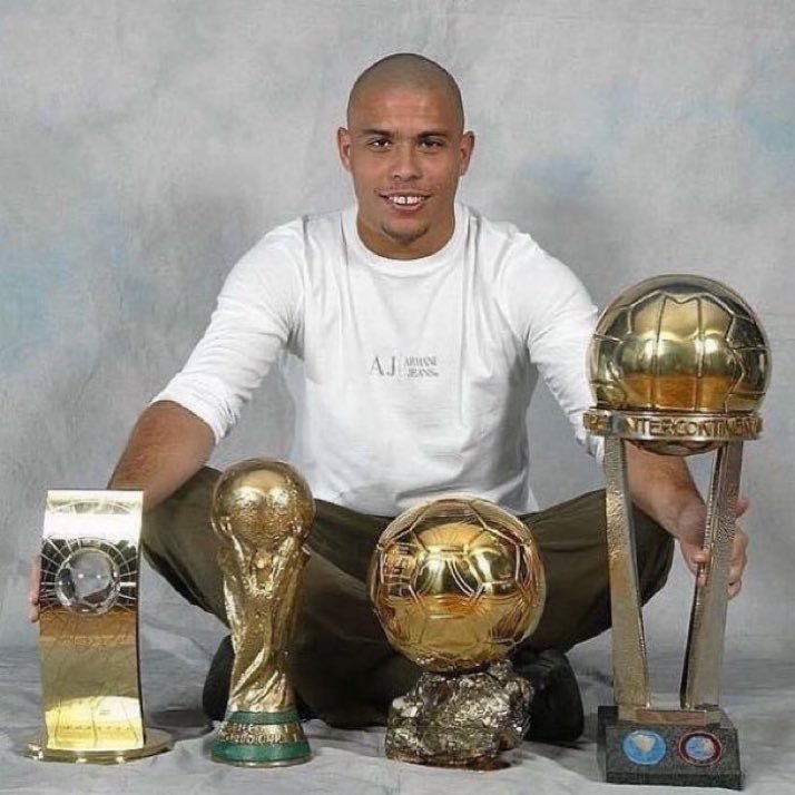 00sFootb4ll's tweet photo. Ronaldo with his trophies in 2002 🇧🇷👑 https://t.co/zwAKDTm0Wm