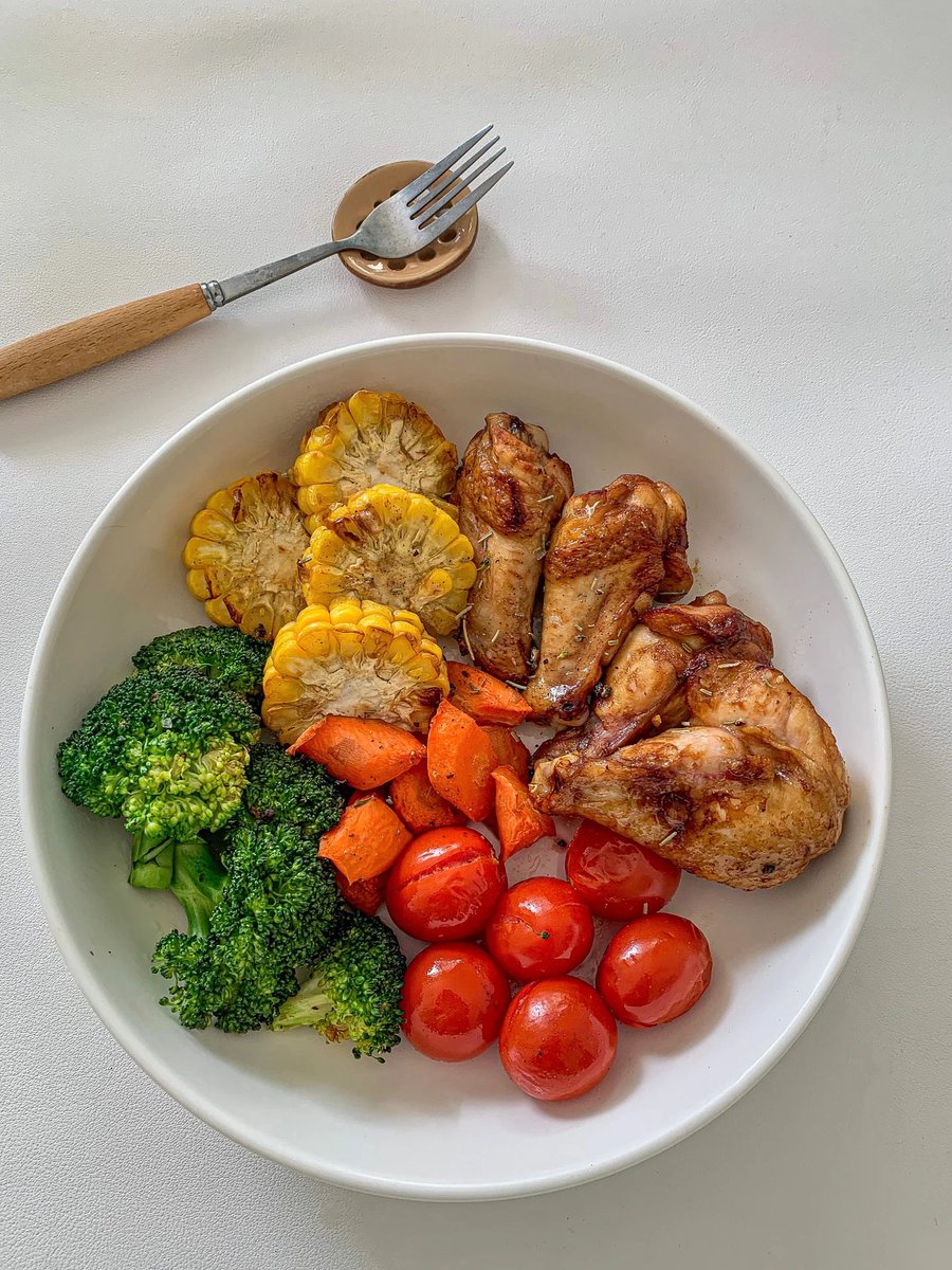 gill_jen52682's tweet photo. Try this quick 300-calorie lunch for fat loss: grilled chicken, mixed greens, cherry tomatoes, and a drizzle of olive oil. Delicious u0026 filling! https://t.co/JGGUPEbyii