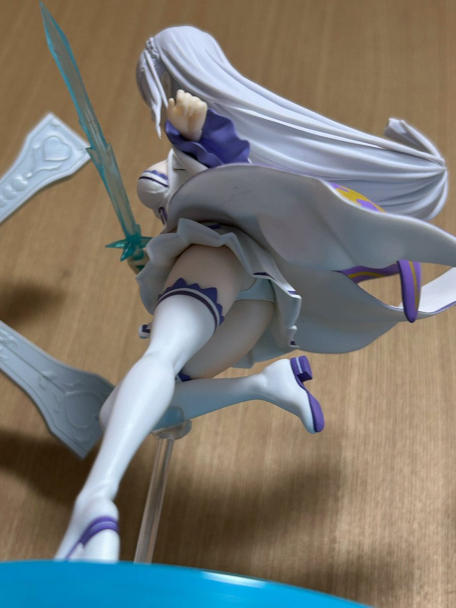 CMDR_AGW's tweet photo. GiGO限定エミリア！
アニメは見たことないけど、すごくクオリティが高かったので。
1クレ200円のくせに信じられないほどパワーよわよわ。1ミリも持ち上がらん。成増ェ…。
たまたま店員さんが優しい人で何度もアシストしてくれて、それでも3500円かかった。アシストなしなら1万円でも取れないと思う。 https://t.co/9psBkzvf7b