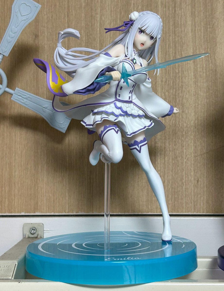 CMDR_AGW's tweet photo. GiGO限定エミリア！
アニメは見たことないけど、すごくクオリティが高かったので。
1クレ200円のくせに信じられないほどパワーよわよわ。1ミリも持ち上がらん。成増ェ…。
たまたま店員さんが優しい人で何度もアシストしてくれて、それでも3500円かかった。アシストなしなら1万円でも取れないと思う。 https://t.co/9psBkzvf7b