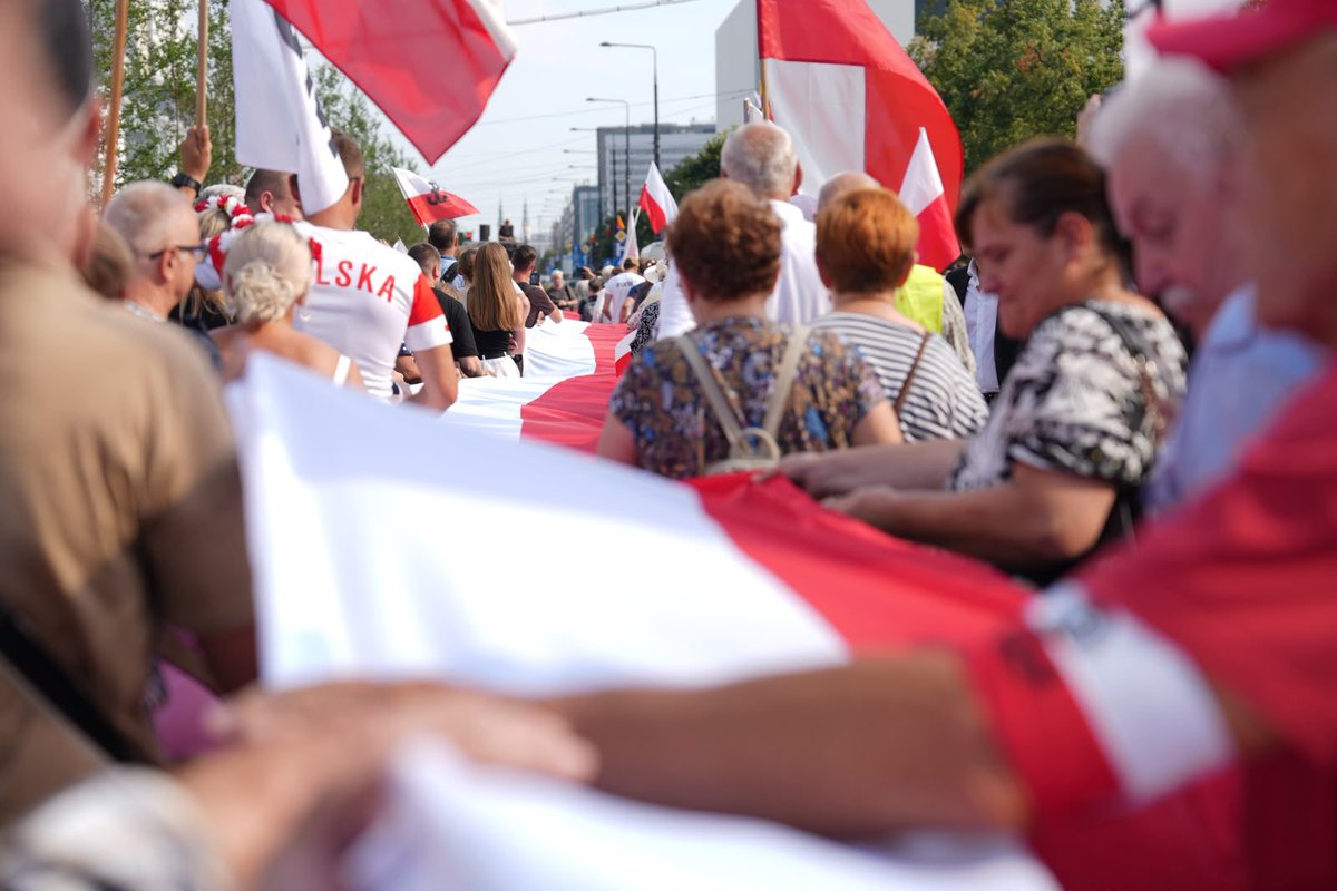 CzarnekP's tweet photo. 🇵🇱 630 metrów biało-czerwonej dla Bohaterów Powstania Warszawskiego.

Dziękuję wszystkim, którzy tak licznie przybyli do Warszawy, by wspólnie oddać hołd Powstańcom. Razem rozwinęliśmy największą powstańczą flagę w Polsce.

Cześć i chwała Bohaterom! 🇵🇱
#630mChwały https://t.co/SlrPvtUgVH
