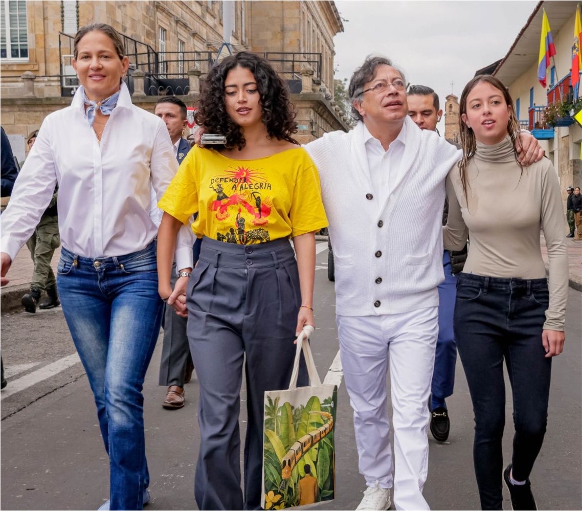 danyhurtado_2's tweet photo. ‼️Petro no vuelve a Colombia…se voló!!!

Estados Unidos lo tendrá que agarrar en Bélgica o en Qatar…pero paga porque paga…y Verónica Alcocer, ni hablar…no se sabe a donde se va a esconder o si se va a entregar para colaborar. La situación de los Petro es de EXTREMA GRAVEDAD! https://t.co/G5iGjhD33O