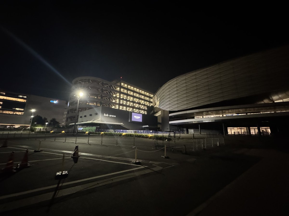 lovediverman's tweet photo. 48のヲタク趣味の一つ
ライブ会場を眺めて今日の公演を振り返りつつ明日に期待を寄せる飲酒 https://t.co/IvIOOXLPPZ