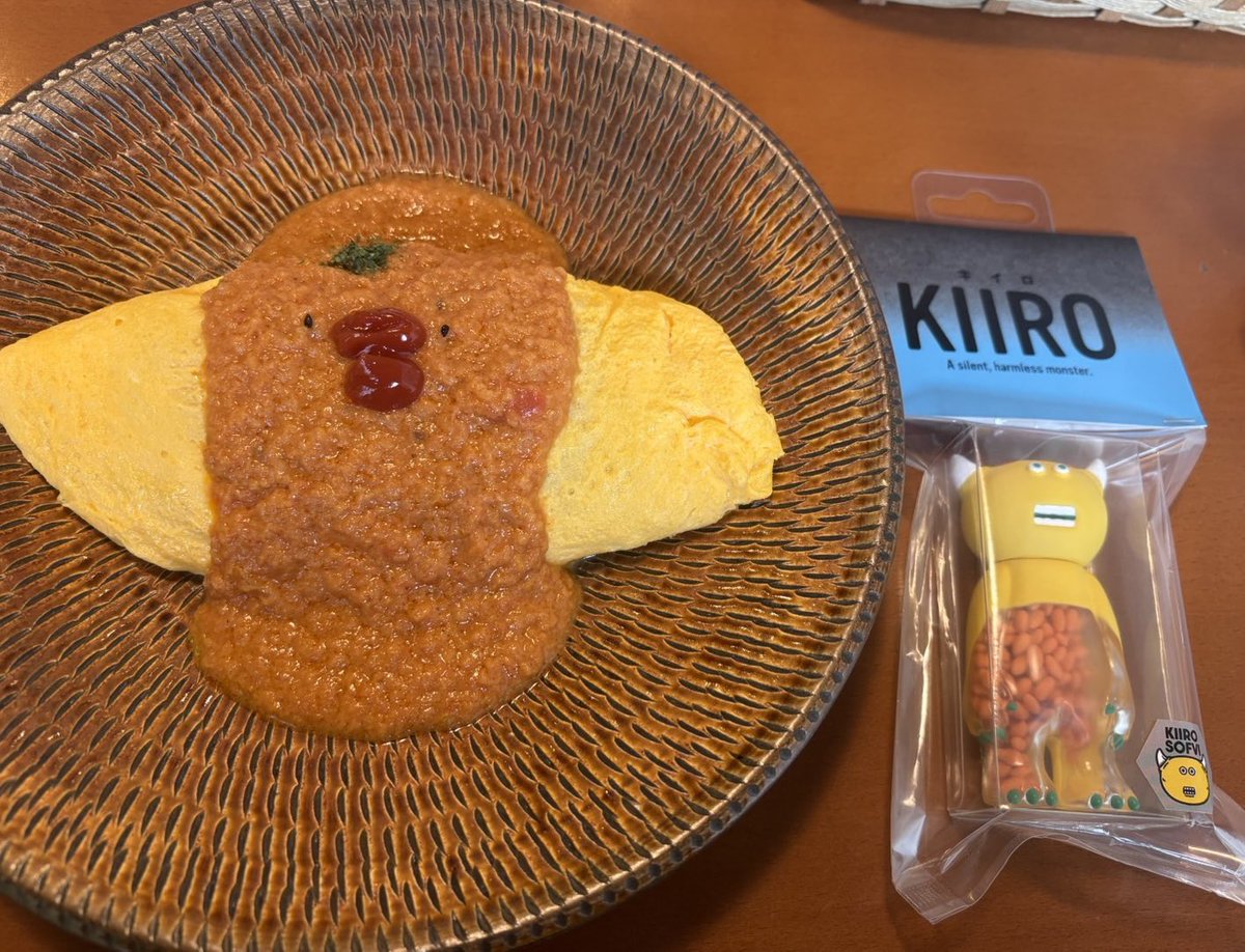 Chatterphone2's tweet photo. コジマトペさんにて開催中の「うさぎとキイロのなつやすみ」ポップアップに行ってきました❗️オムライスverのソフビを無事お迎えできました✨飲み物も食べ物も全部美味しくてまた行きたくなるお店でした☺️ステッカーも狙っていた免許が当たって嬉しかったです！ https://t.co/is6zIt2Swz