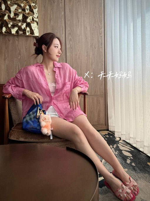 YaarSubhi's tweet photo. 我好像和其他30多岁的女人不一样，到这个年纪了反而越来越喜欢粉色…
今天专门给你们看腿和脚的，喜欢吗～ https://t.co/O0qYpgeVBP