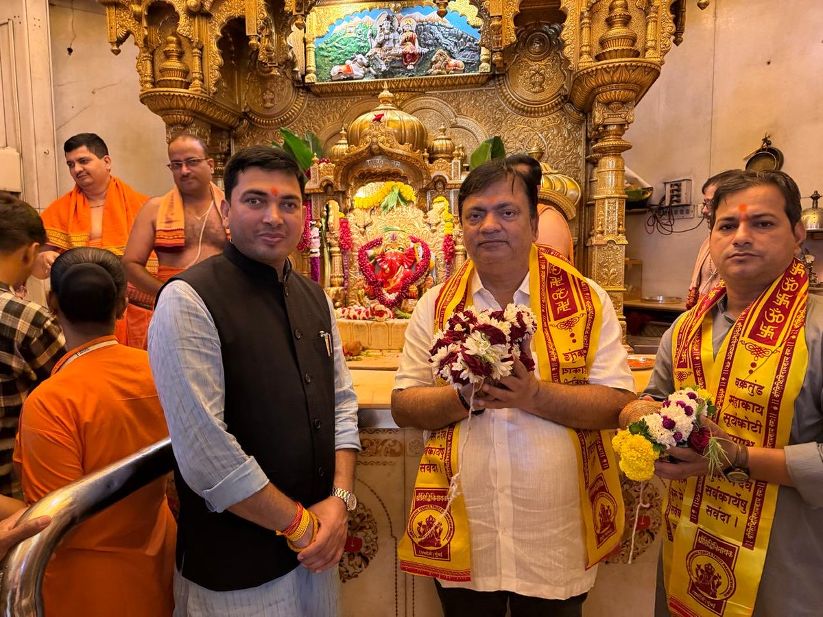 pawantripathi_'s tweet photo. मुंबई हिंदी पत्रकार संघ के अध्यक्ष श्री आदित्य दुबे जी को जन्मदिन की अनंत शुभकामनाएं। 

भगवान श्री सिद्धिविनायक जी की कृपा सदा बनी रहे। https://t.co/yJ2vmdAjf8