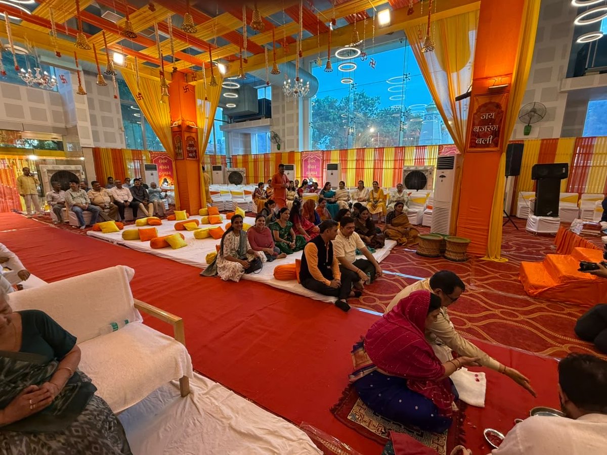 KiritkrJPatel's tweet photo. इफको कॉलोनी, गुरुग्राम स्थित इफको क्लब में इफको परिवार की गरिमामयी उपस्थिति में आयोजित पावन सुन्दरकाण्ड पाठ में वैदिक परंपराओं एवं विधि-विधान के अनुसार पूजा-अर्चना सम्पन्न की। पूजन-अर्चन के दौरान प्रभु श्रीराम, माता सीता, श्री लक्ष्मण एवं श्रीहनुमान जी के श्रीचरणों में श्रद्धापूर्वक नमन कर उनका दिव्य आशीर्वाद प्राप्त किया।

सुन्दरकाण्ड हमें श्रद्धा, साहस, सेवा, समर्पण और अटूट विश्वास का संदेश देता है। यह पावन आयोजन केवल आध्यात्मिक ऊर्जा का स्रोत ही नहीं, बल्कि हम सभी को अपने कर्तव्यों का निष्ठापूर्वक पालन करते हुए समाज, राष्ट्र और विशेषकर हमारे अन्नदाता किसानों की सेवा के प्रति निरंतर समर्पित रहने की प्रेरणा भी प्रदान करता है।

मैं प्रभु श्रीराम से प्रार्थना करता हूँ कि उनकी कृपा समस्त इफको परिवार, देश के किसानों, सहकारी बंधुओं एवं सभी देशवासियों पर सदैव बनी रहे। सभी के जीवन में सुख, शांति, उत्तम स्वास्थ्य, समृद्धि और सफलता का वास हो तथा हम सब सेवा, सहयोग और संस्कारों की इस पावन भावना के साथ राष्ट्र निर्माण में अपना योगदान निरंतर देते रहें।

जय श्रीराम। 
जय हनुमान।