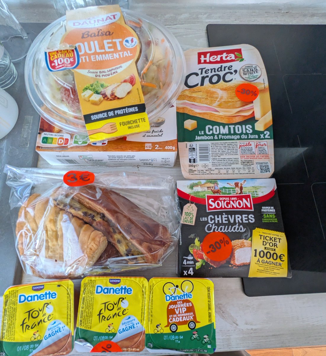 Emily_jiyulife's tweet photo. 今日は別のスーパーマーケットでTo Good ToGoしてみたところ…これで€3!でもこれは全て今日が賞味期限でした…
スーパーで買うものを悩むより、簡単に食べるものを決められるところもいいなと思う日々
#自由な生活
#フランス旅2026
#ToGoodToGo https://t.co/akYQ31TLPa