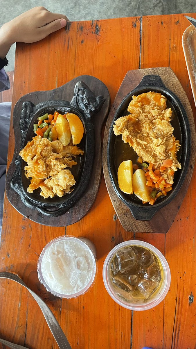 croffieerns's tweet photo. sama mba mala first time kesini (kata mba mala kalo aku ma bolak balik) kukenalin steak crispy ini suka bgt dianya… WAAKAKA https://t.co/cr0WjUzNSs
