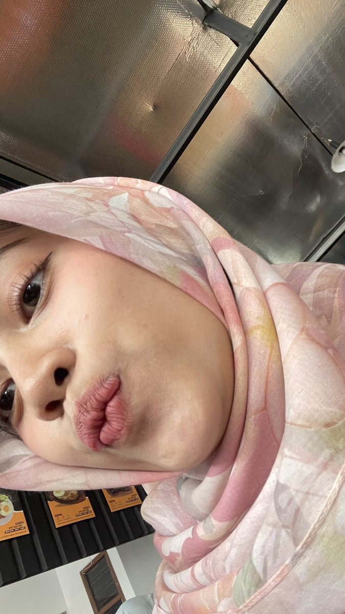 croffieerns's tweet photo. sama mba mala first time kesini (kata mba mala kalo aku ma bolak balik) kukenalin steak crispy ini suka bgt dianya… WAAKAKA https://t.co/cr0WjUzNSs