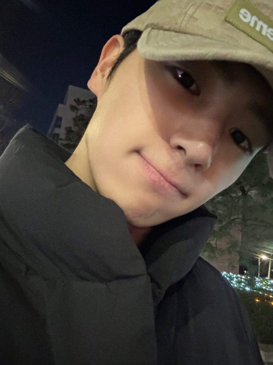 textmebackS2's tweet photo. 이런 셀카 또 보내줫음 조켄네.. https://t.co/NsB96BOKxD