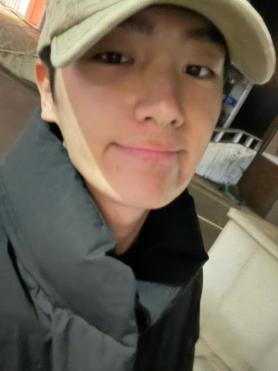 textmebackS2's tweet photo. 이런 셀카 또 보내줫음 조켄네.. https://t.co/NsB96BOKxD