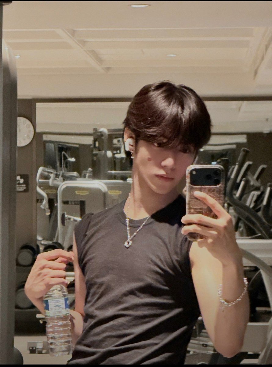 nishjunzz's tweet photo. JL SHARED GYM PHOTOS AFTER HITTING THE GYM 😭😭😭 
I'M GOING INSANEEEEEE.

HIS BODY TEAAAAA 🫠 https://t.co/D6zq2BdHrK
