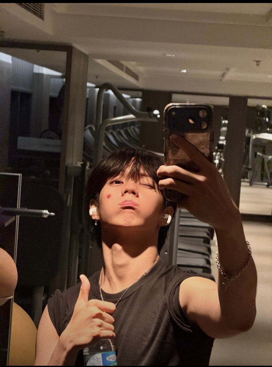 nishjunzz's tweet photo. JL SHARED GYM PHOTOS AFTER HITTING THE GYM 😭😭😭 
I'M GOING INSANEEEEEE.

HIS BODY TEAAAAA 🫠 https://t.co/D6zq2BdHrK