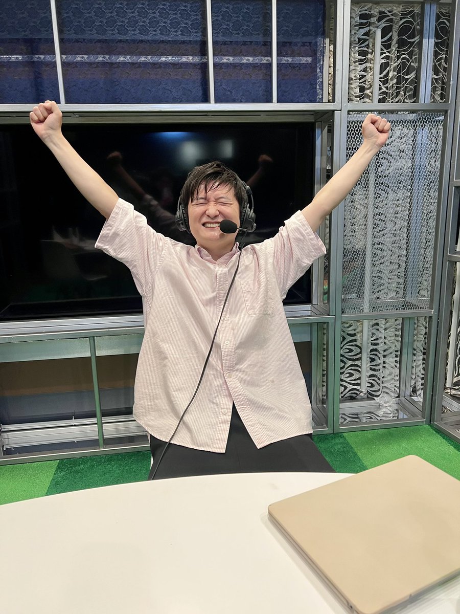 tsuji_ayumu's tweet photo. キングスリーグ⚽️👑MURASHFC緊急追加試合は1人実況でした！いろんな人の思いと、いろんな奇跡が重なって、追加試合も配信が実現しました。これで今大会のABEMAキングスW杯中継は本当におしまい！深夜にも関わらず見ていただいた皆さん、ありがとうございました🙇‍♂️ https://t.co/VIW1KqgaMO