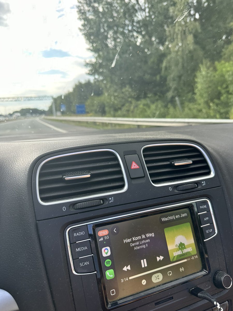 johan05024017's tweet photo. Een “Spotify” vakantiebandje maken met meer dan 13uur muziek.
en dan vandaag naar bijna 800km rijden vanuit Frankrijk….
En dan dit nummer horen als we de grens overgaan….
Toeval….🤔. Of is er dan toch meer in de Drentse kosmos….??
@DanielLohues - Hier kom ik weg🎶
#thuus https://t.co/JmL1tbihRq