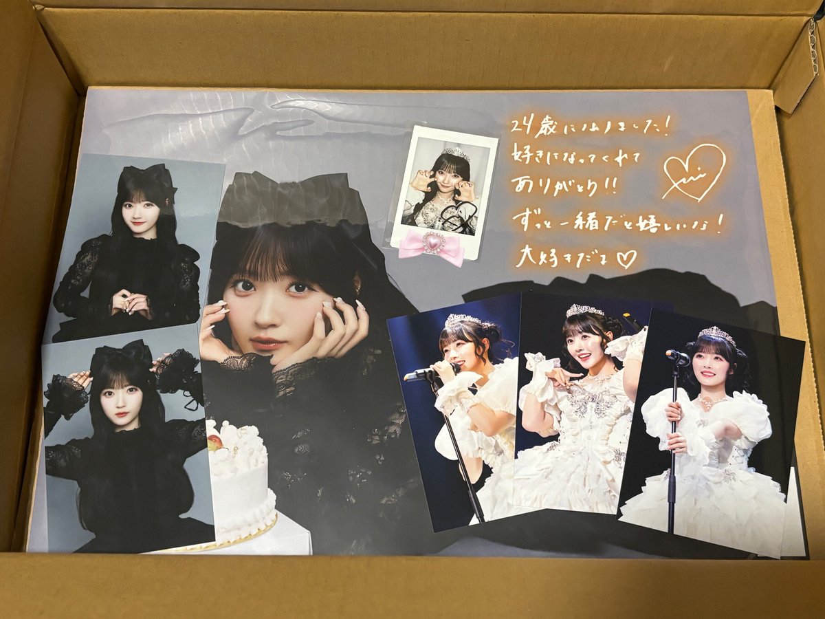 Ailky19's tweet photo. 笑瑠から誕生日プレゼント届いた📦🧡
本当は白ドレスの方当てたかったけど
初チェキがこんなに豪華なの嬉しいので
この幸せと奇跡噛み締めます( ᵕᴗᵕ )

「○○大好き」ってすればよかったと配信見ながら思ったけど
本名書いてもらったので唯一無二チェキです✨️

#川本笑瑠  #えみるがみるの https://t.co/JnpkrbziLu
