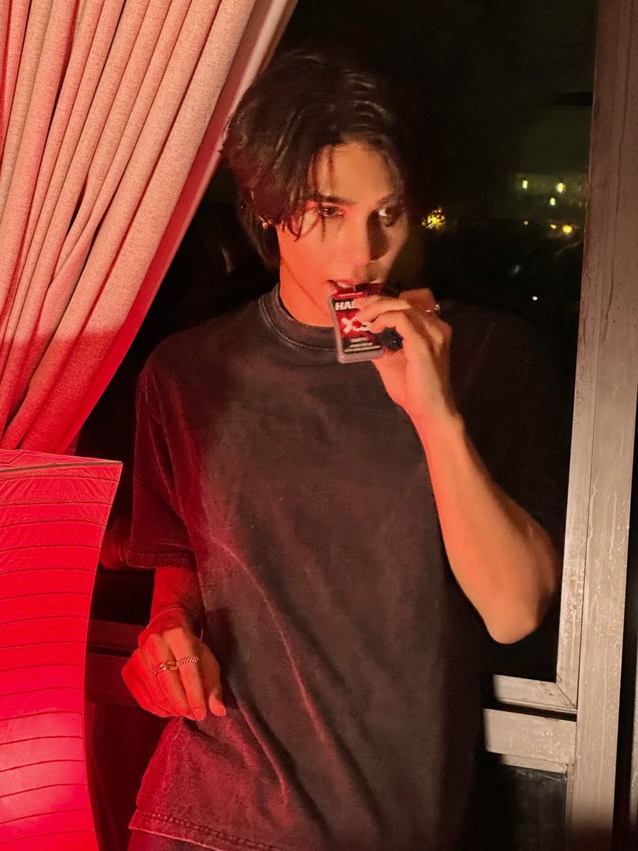 SATURDAYSSBR's tweet photo. Jeff Satur (#JeffSatur) em uma nova publi para a Halls (#Halls), promovendo a Halls XS sabor Melancia. "Refrescante, estiloso. Cool as Red."

「⭐」
#HallsXSJeffSatur
#SaturdayssBrasil