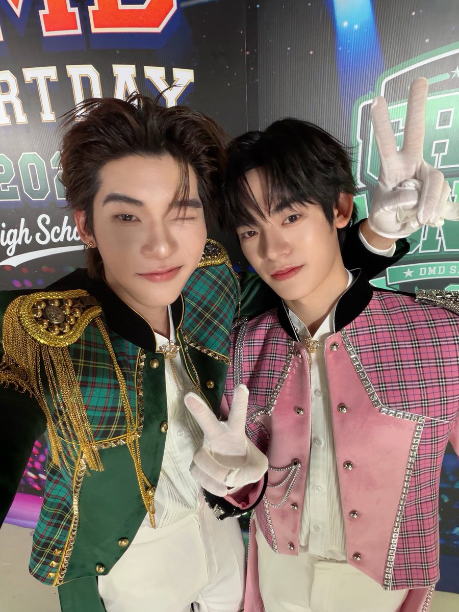 2TEE2TREND2's tweet photo. จบไปแล้วสำหรับงาน #DMDSportsDay2026 😘

#ตี๋ตี๋ป๋อสปอร์ตเดย์2026 | #teeteepor #twnpich 🐶🐻‍❄️

ค่ำคืนนี้ไม่ได้มีอะไรมากเพียงอยากจะมาขาย #ตี๋ตี๋ป๋อ ให้พ่อแม่พี่น้องทุกด้อม ทุกบ้าน และเหล่าลูกค้า ท่านผู้ใหญ่ ที่แวะผ่านไปผ่านมาเห็นหนุ่มชุดเขียวไปบีบ บีบ นวด ให้หนุ่มชุดชมพู เห็นหนุ่มชุดเขียวถ่ายหนุ่มชุดชมพูเต้น เห็น Stage DEXX โหด ๆ Stage พี่โชนน้องน้ำ บอกชอบกันก่อนขึ้นเวที ส่งสายตาคลั่งรัก หรือแม้แต่จุ่มหัวกัน ก็ บุคคลสองคนนี้ มีนามว่า ตี๋ตี๋ วันพิชิต และ ป๋อ ศุภการ เป็นนักแสดงจากซีรีส์เรื่อง ด้วงกับเธอ ออนทาง อ้ายฉี่อี้ เน็ตฟริก และล่าสุดได้ปล่อยไพลอต 2027 ที่ชื่อว่า Friend benefit สนิทแค่เพื่อน นอกจากนี้เคยแสดงเรื่อง กี่หมื่นฟ้า อีกด้วย และยังเป็น ศิลปิน TPOP วง DEXX อีกด้วย ความสามารถครบครัน การแสดง ร้องเล่น เต้น ครบเครื่องสุด ๆ ใครที่อยากมาชวนชม ยินดีต้อนรับ 

กี่หมื่นฟ้า :  ตี๋ตี๋ รับบท ใกล้ใจ | ป๋อ รับบท พันลี้
ด้วงกับเธอ :  ตี๋ตี๋ รับบท ด้วง | ป๋อ รับบท ฉิน 
Friend benefit | ตี๋ตี๋ รับบท จ๋ายจ๋าย | ป๋อ รับบท ปุ๊กปิ๊ก 

นอกจากนี้ ผลงานอื่น ๆ มีอีกมากมาย สามารถรับชมได้ที่ LinkTree ที่ทางเราได้จัดทำไว้ * Engagement ไม่สามารถรับชมได้เนื่องจาก แอคหลักถูกระงับ * หากผู้ใหญ่ท่านใดสนใจ อยากเห็น Engagement เพื่อดีลงาน สามารถหลังบ้านได้เสมอ ทางเรามีข้อมูลครบถ้วน 🫡

TEETEEPOR CHEER UP

@twnpich @porsuppakarn
