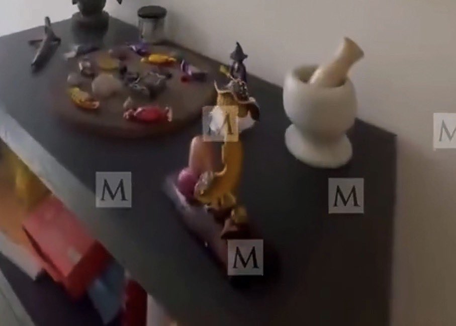 ArturoVill7's tweet photo. Además de Baphomet, en el altar de Karla, la mamá del Pato Merlín, también se observa una figura decorativa de una bruja y un plato con dulces a manera de ofrenda, un elemento utilizado en distintos rituales y prácticas relacionadas con el ocultismo. 

También hay un mortero y una figura dorada con sombrero que no se alcanza a distinguir con claridad, pero que podría ser una catrina.