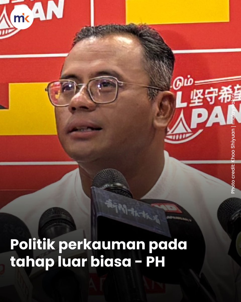 mkini_bm's tweet photo. Pakatan Harapan (PH) mendakwa kemenangan pihak lawan dalam Pilihan Raya Negeri (PRN) Negeri Sembilan didorong oleh mainan politik identiti dan perkauman yang disifatkan berada pada tahap luar biasa.
Pengarah Pilihan Raya PH Negeri Sembilan, Amirudin Shari berkata, taktik yang digunakan pihak lawan itu hampir sepenuhnya menyemai unsur perpecahan sehingga mencetuskan kegelisahan dalam kalangan masyarakat pelbagai kaum.
"PRN kali ini melihat politik perkauman yang luar biasa bersifat identiti... dan hampir sepenuhnya mampu menyemai unsur-unsur perpecahan di kalangan masyarakat dalam negeri dan negara.
"Saya percaya ini akan menimbulkan dan terus mewujudkan kegelisahan serta perasaan syak wasangka di kalangan rakyat terutamanya di antara kaum Melayu dan bukan Melayu," katanya dalam satu sidang media sebentar tadi di Seremban.
Berita penuh: https://t.co/wgmvcaHplL