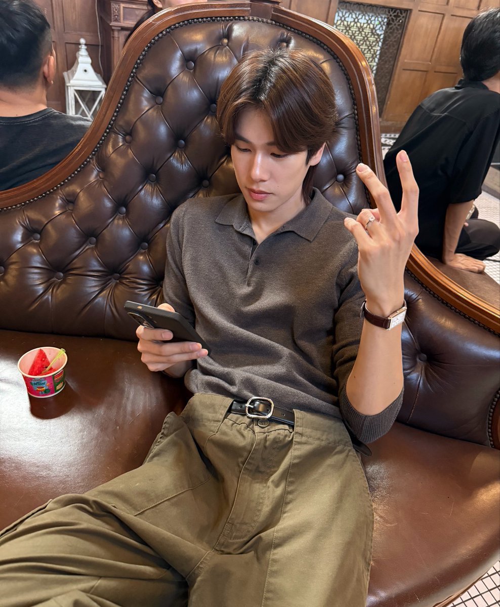 hamburggers's tweet photo. นั่งเฉยๆยังไงให้รู้ว่ามีเจ้าของ มาดามอวดแหวนอยู่อย่างนั้น555555555555555

#PeachAndMeSeriesFinalEP https://t.co/ykDpmXElke