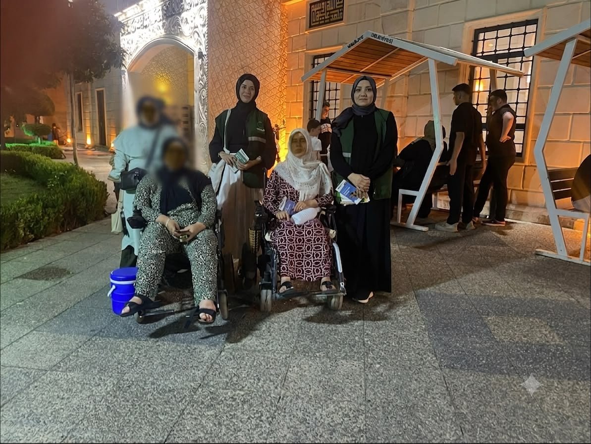 YesilayUrfa's tweet photo. Kadın Komisyonu Başkanımız Nebiye Hanım ve komisyon üyelerimiz, Mevlana Külliyesi'nde düzenlenen programa katılım sağladı. Program çıkışında vatandaşlarımıza bilgilendirici Yeşilay broşürleri dağıtıldı.
@1920yesilay 
@mehmetDinc1920 
@hasansildak 
@Aziz_Ciftci63 https://t.co/erAlEp9bUx