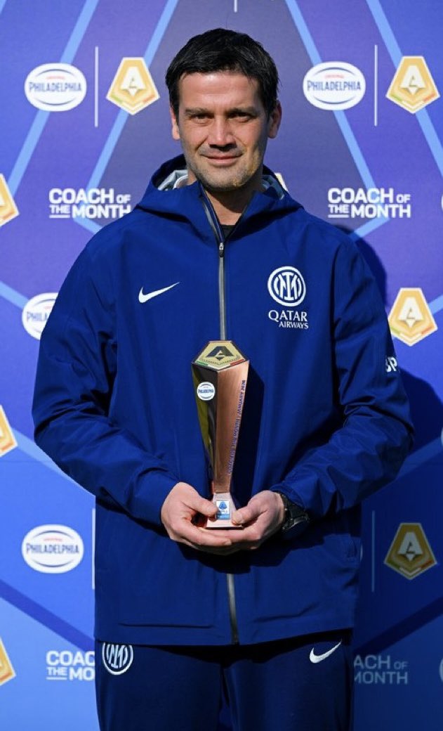 Nerazzurri_ID's tweet photo. Cristian Chivu bukan sekadar pelatih Inter.

Dia adalah salah satu orang yang paling mengerti DNA klub ini dari dalam.

Sebagai pemain, dia sudah menulis sejarah. Bagian dari treble 2010, juara Serie A tiga kali, dan pria yang pernah hampir kehilangan nyawa di Giuseppe Meazza tapi tetap bangkit dengan helm di kepala.

Tapi babak paling menarik dari kisahnya justru dimulai setelah dia gantung sepatu.

Dari Under-14, Under-17, Under-18, hingga Primavera. 

Bertahun-tahun dia membentuk dan mengamati generasi muda Inter dari dekat. 

Ketika akhirnya dipercaya menangani tim utama, dia tidak datang sebagai orang asing. 

Dia datang dengan pengetahuan yang sudah matang tentang karakter dan potensi pemain-pemain akademi.

Hasilnya langsung terlihat di musim pertama: Scudetto + Coppa Italia. Double domestik.

Yang menarik, Chivu tidak sekadar meneruskan apa yang sudah ada. 

Dia melakukan upgrade dari gaya permainan era Inzaghi. 

Inter di bawahnya bermain lebih vertikal, lebih langsung, dan jauh lebih efisien dalam serangan. 

Bukan lagi terlalu banyak sentuhan di area tengah, melainkan transisi cepat dan penyelesaian yang lebih tajam. 

Hasilnya? Tim terlihat lebih berbahaya dan sulit diprediksi.

Musim 2025/26 dengan 89 gol menjadi rekor terbaik di era modern (bersama 2023/24 dan 2020/21).

Keunggulan lain yang jarang dibahas adalah keberaniannya memberi kesempatan kepada pemain akademi. 

Karena sudah mengenal mereka sejak dini, Chivu tahu siapa yang siap tampil. 

Pemain seperti Pio Esposito dan Aleksandar Stankovic yang sudah dikenalnya sejak muda, kini diberi kepercayaan di tim utama — bukti nyata bahwa jalur akademi di era Chivu benar-benar terbuka.

Keputusan seperti ini membawa keuntungan besar: Inter tidak perlu selalu menghamburkan uang besar di setiap posisi. 

Dengan jalur akademi yang sehat, klub bisa lebih selektif di pasar transfer dan fokus hanya pada pemain yang benar-benar dibutuhkan.

Ini yang membuat proyek Chivu terasa berbeda. Bukan hanya soal hasil jangka pendek, tapi juga soal identitas dan keberlanjutan.

Fondasinya sudah mulai kokoh.
Dan musim depan, ambisinya jelas lebih tinggi.

Forza Inter. 🖤💙
#Inter #Chivu