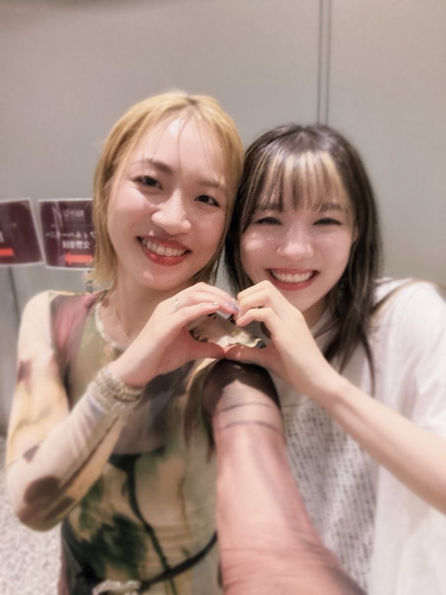 YuiMugino's tweet photo. そしてmiletちゃん❣️@milet_music 

どんなスリリングな展開でも、最後にmiletちゃんの歌が流れて心がほんわか暖かくなるまでがフリーレンアニメのワンセット🫶🏻

なんと、miletちゃんとは2023年のレディクレでコーラスさせてもらって以来の共演でした！

ステージで歌いながらこっちに歩いてくるmiletちゃんを見て、ツアーで一緒に歌わせてもらった懐かしい日々を思い出してうるうるしちゃった。🥹

やっぱりmiletちゃんの曲でハモるの、最高に気持ち良い🔥love yooooou❤️