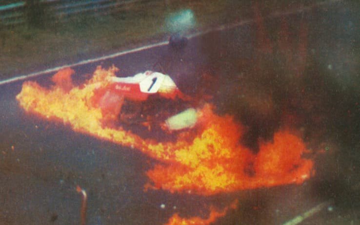 SimonTheWatcher's tweet photo. #OnThisDay 50 anni fa accadde un tremendo incidente nel Nurburgring che avrebbe chiuso la carriera di chiunque. Eccetto Niki #Lauda.
Sfigurato, col terrore in corpo, un mese dopo sarebbe tornato in pista a Monza con le ferite ancora aperte. E più forte di prima

#F1 #Ferrari https://t.co/BkiFwCo6D9