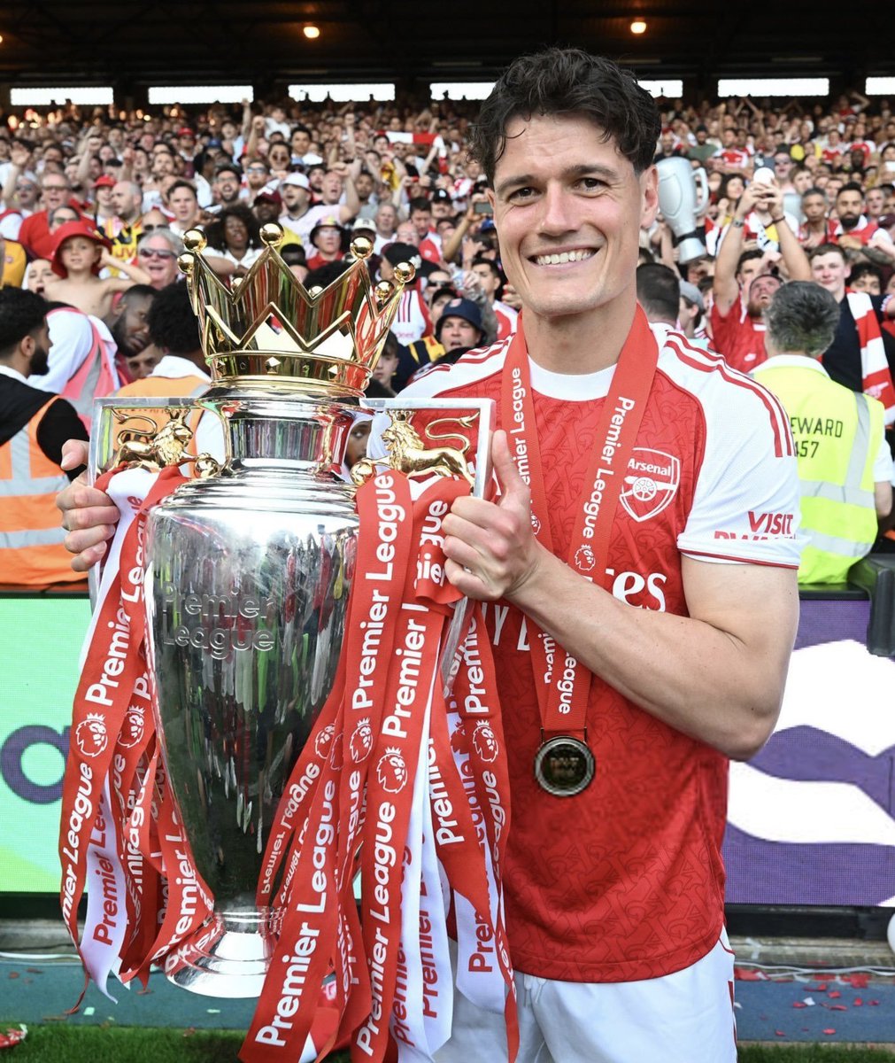 ElBigSix's tweet photo. 🔴👋🏻 CHRISTIAN NORGAARD SE CONVERTIRÁ EN NUEVO JUGADOR DEL EVERTON.

✍🏻 Arsenal llegó a un principio de acuerdo con los Toffees, que pagarán 7 MILLONES DE LIBRAS por la venta definitiva del mediocampista danés, que no tenía mucho lugar en los Gunners.

🔜 El jugador de 32 años, que sólo disputó 20 partidos en la última temporada en el equipo de Mikel Arteta, se someterá a las pruebas médicas la próxima semana en la ciudad de Liverpool.

⛔ El ex jugador del Brentford será el SEGUNDO JUGADOR CAMPEÓN DE LA PREMIER LEAGUE QUE DEJA EL EQUIPO de Londres: el anterior fue Leandro Trossard, que fue vendido al Besiktas.

[@David_Ornstein]