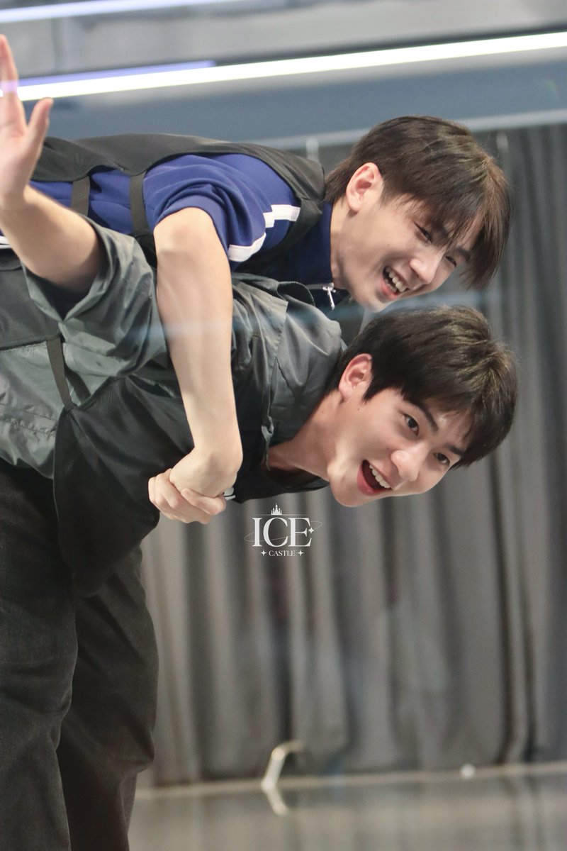 IceCastleTH's tweet photo. 📸 01/08/2026 The Alpha Camp Day6

ไอซ์กับออนเซ็นเล่นอะยัยยยหน่ะะ

APIKIT MA NI MA 
#TheAlphaCamp6thLive
#apikiticeza67 #Onzen_ktp https://t.co/v5FazrcICJ
