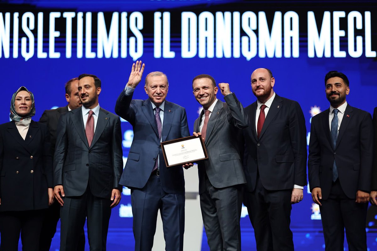kasimfirat's tweet photo. 2025’in İstanbul Üye Şampiyonu AK Parti Beyoğlu.

Teşkilatımızın inancı, azmi ve gayretiyle 2025 yılında “İstanbul Üye Şampiyonu” olmanın gururunu hep birlikte yaşadık.

Bu anlamlı günde AK Parti ailemize katılan Beyoğlu Belediye Meclis Üyemiz Recep Yamak’a da rozetini takarak birlikte yürüyüşümüzü daha da güçlendirdik.

Sn. Cumhurbaşkanı'mızın liderliğinde, ilk günkü heyecanla, aynı kararlılıkla Beyoğlu için durmak yok, yola devam.