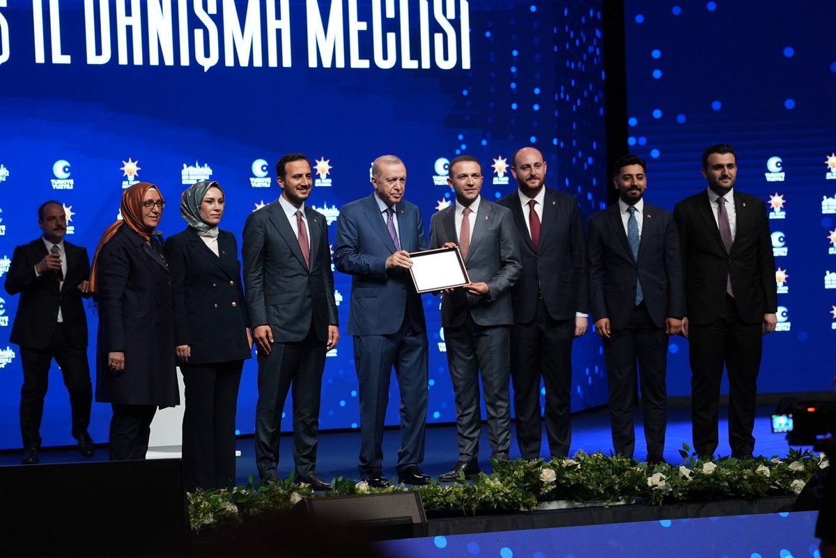 kasimfirat's tweet photo. 2025’in İstanbul Üye Şampiyonu AK Parti Beyoğlu.

Teşkilatımızın inancı, azmi ve gayretiyle 2025 yılında “İstanbul Üye Şampiyonu” olmanın gururunu hep birlikte yaşadık.

Bu anlamlı günde AK Parti ailemize katılan Beyoğlu Belediye Meclis Üyemiz Recep Yamak’a da rozetini takarak birlikte yürüyüşümüzü daha da güçlendirdik.

Sn. Cumhurbaşkanı'mızın liderliğinde, ilk günkü heyecanla, aynı kararlılıkla Beyoğlu için durmak yok, yola devam.