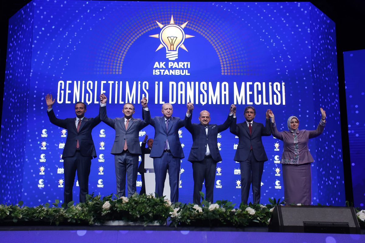 kasimfirat's tweet photo. 2025’in İstanbul Üye Şampiyonu AK Parti Beyoğlu.

Teşkilatımızın inancı, azmi ve gayretiyle 2025 yılında “İstanbul Üye Şampiyonu” olmanın gururunu hep birlikte yaşadık.

Bu anlamlı günde AK Parti ailemize katılan Beyoğlu Belediye Meclis Üyemiz Recep Yamak’a da rozetini takarak birlikte yürüyüşümüzü daha da güçlendirdik.

Sn. Cumhurbaşkanı'mızın liderliğinde, ilk günkü heyecanla, aynı kararlılıkla Beyoğlu için durmak yok, yola devam.