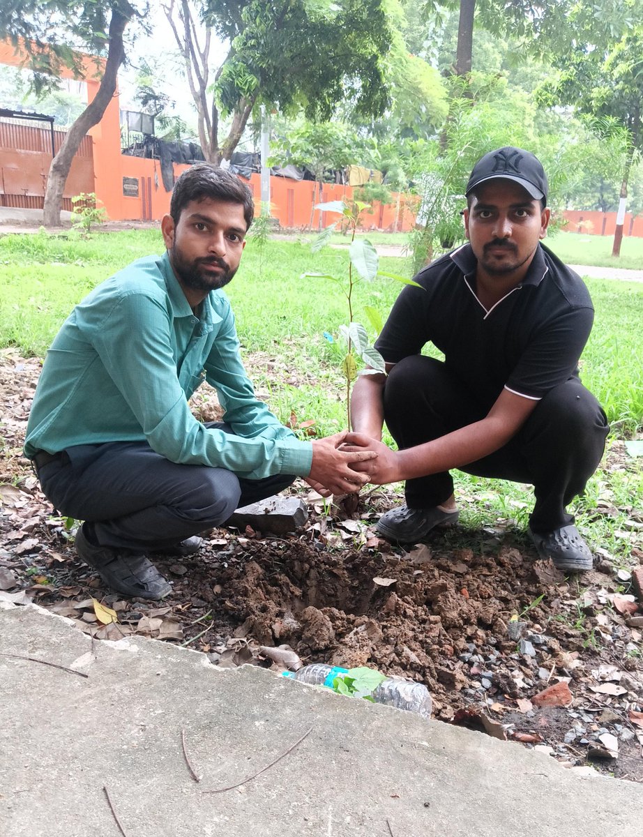 pypbihar's tweet photo. "साँसें हो रही हैं कम, आओ पेड़ लगाएँ हम!" 🌳
340वें सप्ताह का हरित अभियान—पौधरोपण, संरक्षण और सेवा। प्रकृति के प्रति हमारा संकल्प निरंतर जारी है।
#GoGreen #PYPBihar #TreePlantation https://t.co/0RNPbu0FoJ