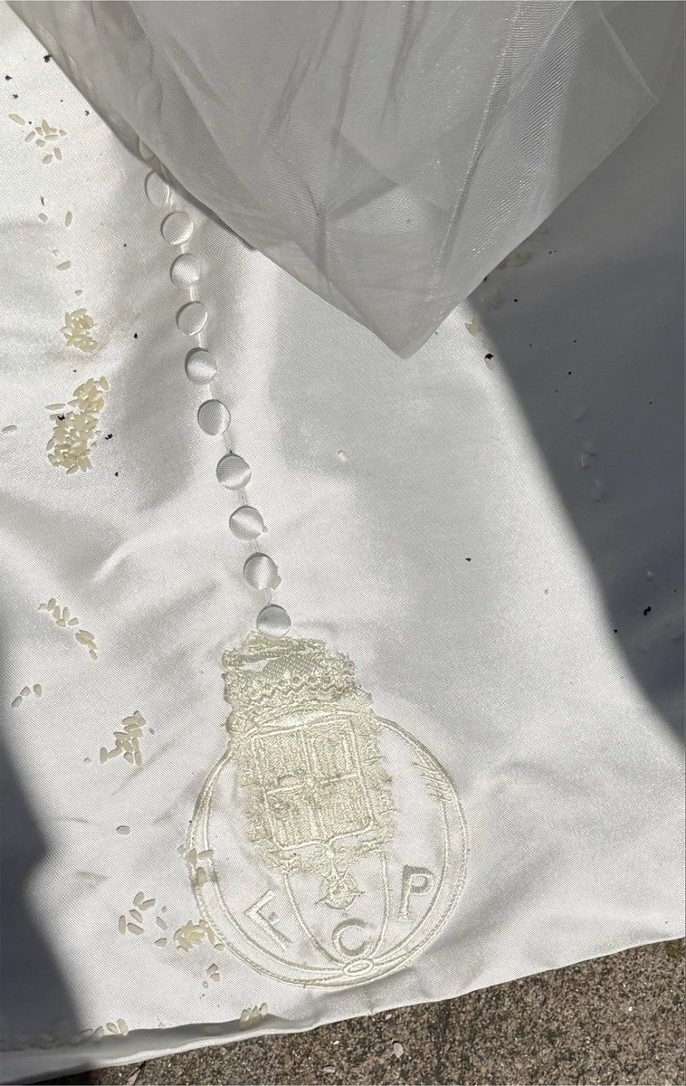 sandragomes2000's tweet photo. Meninas, sejam uma noiva como a @sofiagfonseca, tem o mais bonito detalhe na cauda do seu vestido. 💙 https://t.co/Fra9wBqHlf
