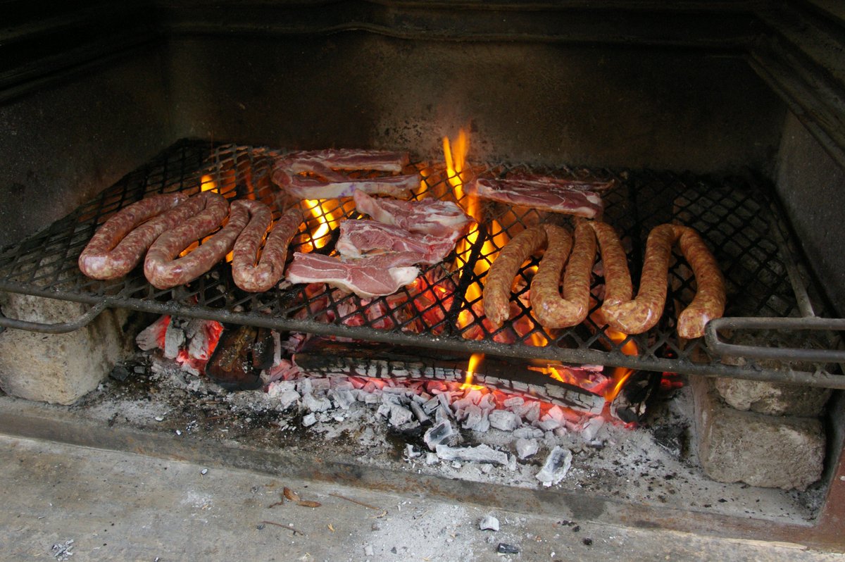 thecarguy41's tweet photo. In the words of Barry Hilton...
"Nou Gaan Ons Braai"!!
We braai...
Because BBQ us a flavour for crisps ๐
#braai #braaitime #nougaanonsbraai https://t.co/k4NwtJ8sJ9