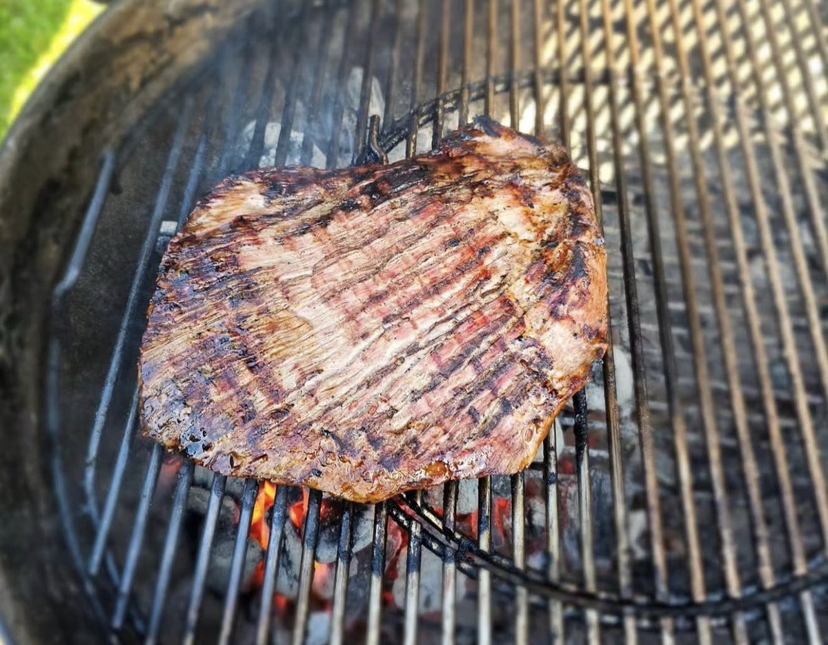 SilentSt0rmX's tweet photo. Teriyaki marinated flank steak quickly seared on the grill then finished in a pan with veggies for a quick stir fry. Over white rice with a generous shaking of furikake and togarashi. 
Absolutely incredible. https://t.co/hSstWLFoLs