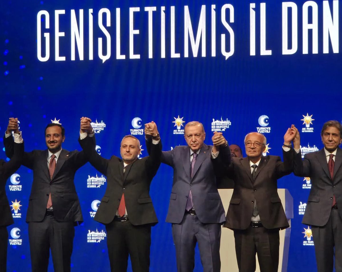 erdoganakgull's tweet photo. 📍 İstanbul
Cumhurbaşkanımız ve Genel Başkanımız Sayın Recep Tayyip Erdoğan'ın katılımlarıyla AK Parti İstanbul İl Danışma Meclisi Toplantımızı gerçekleştirdik.
Toplantımızın ardından, ailemize katılan yeni belediye başkanlarımızın rozet takdim törenine de iştirak ettik. https://t.co/PKpUA7rCN6