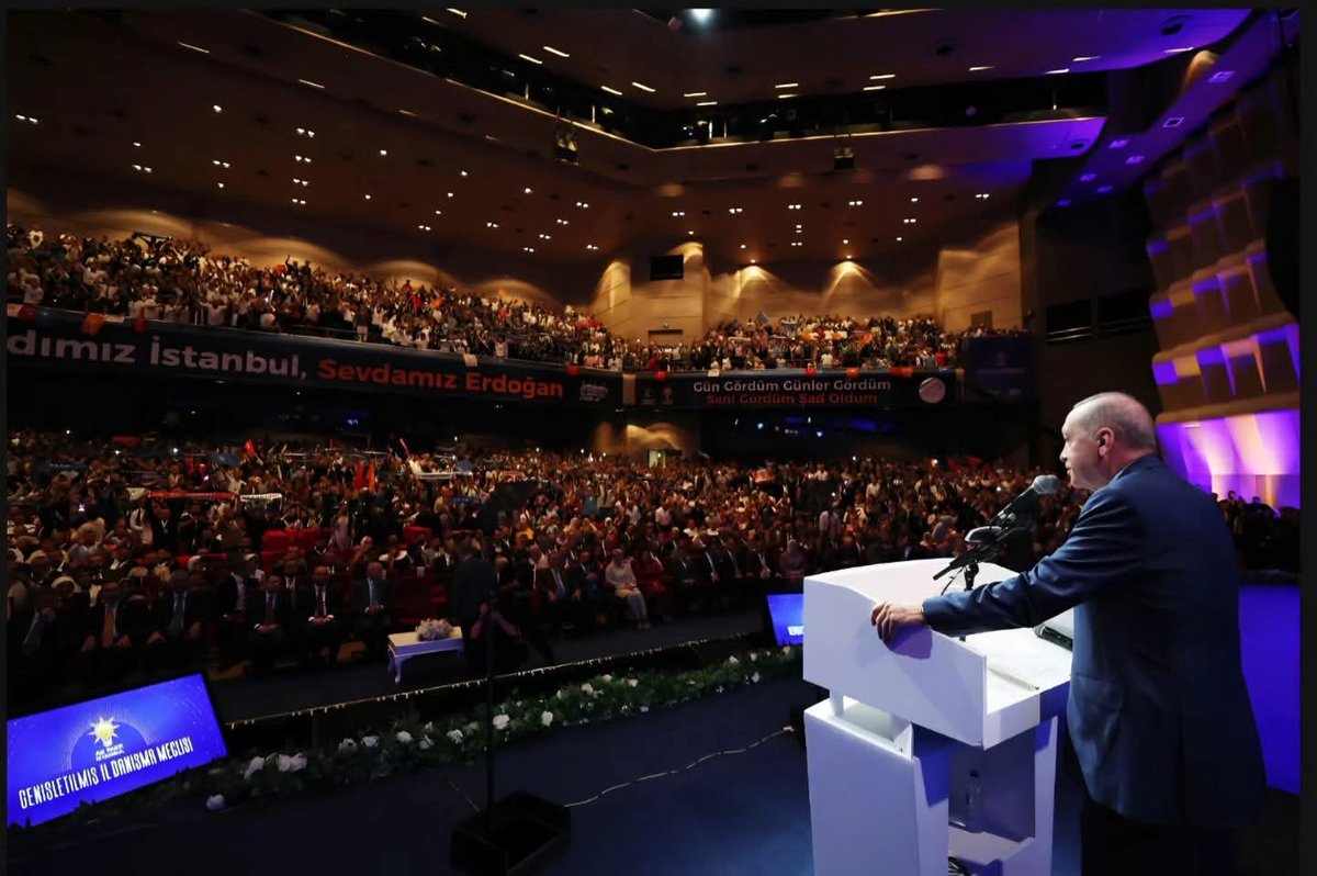 erdoganakgull's tweet photo. 📍 İstanbul
Cumhurbaşkanımız ve Genel Başkanımız Sayın Recep Tayyip Erdoğan'ın katılımlarıyla AK Parti İstanbul İl Danışma Meclisi Toplantımızı gerçekleştirdik.
Toplantımızın ardından, ailemize katılan yeni belediye başkanlarımızın rozet takdim törenine de iştirak ettik. https://t.co/PKpUA7rCN6