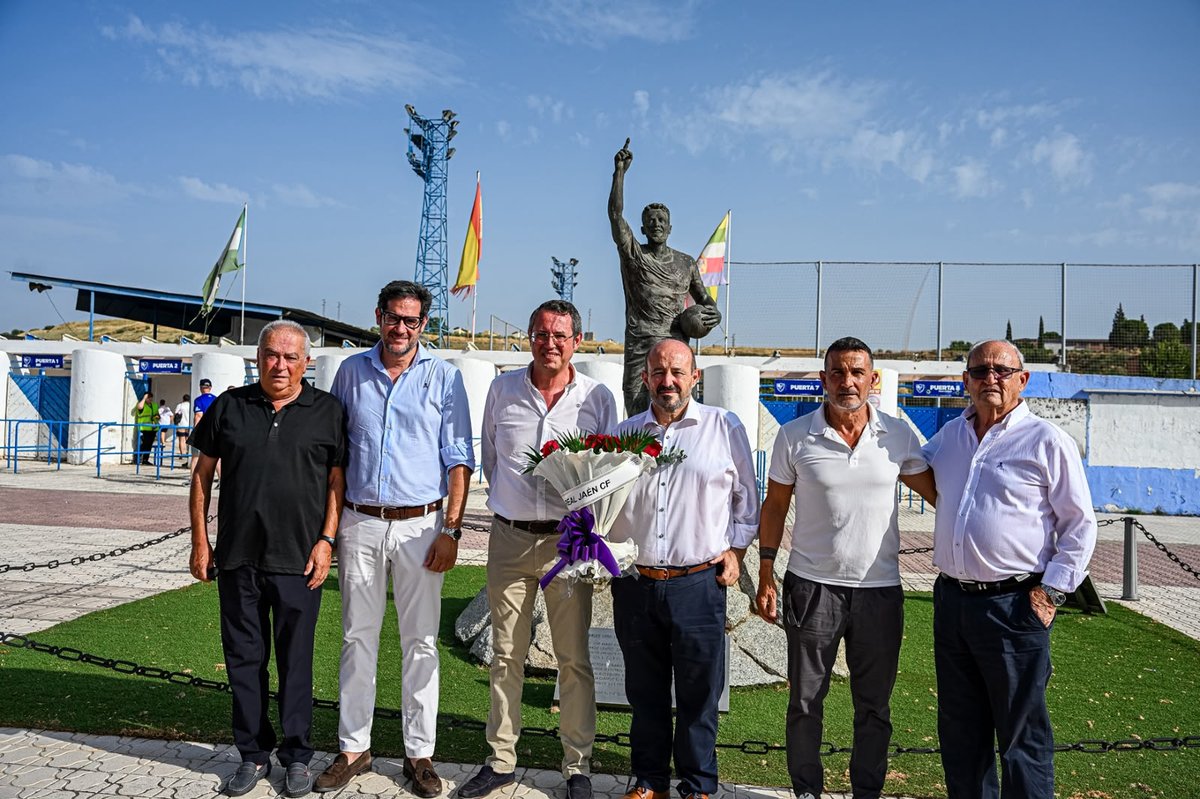 RealJaenCF's tweet photo. En el día de hoy hemos realizado una ofrenda floral ante la estatua del recordado jugador linarense Fran Carles, quien nos dejó en 2016 🌹

Diez años después, Fran sigue muy presente entre todos nosotros y su recuerdo perdurará para siempre ❤️

Junto a representantes de nuestra directiva y de la del Linares, hemos rendido homenaje a una gran persona, mostrando nuestro respeto y cariño hacia su memoria 🤝🕊️

#LinaresRealJaénCF #elderbi #RealJaen2627 #Pretemporada2627 #Directo