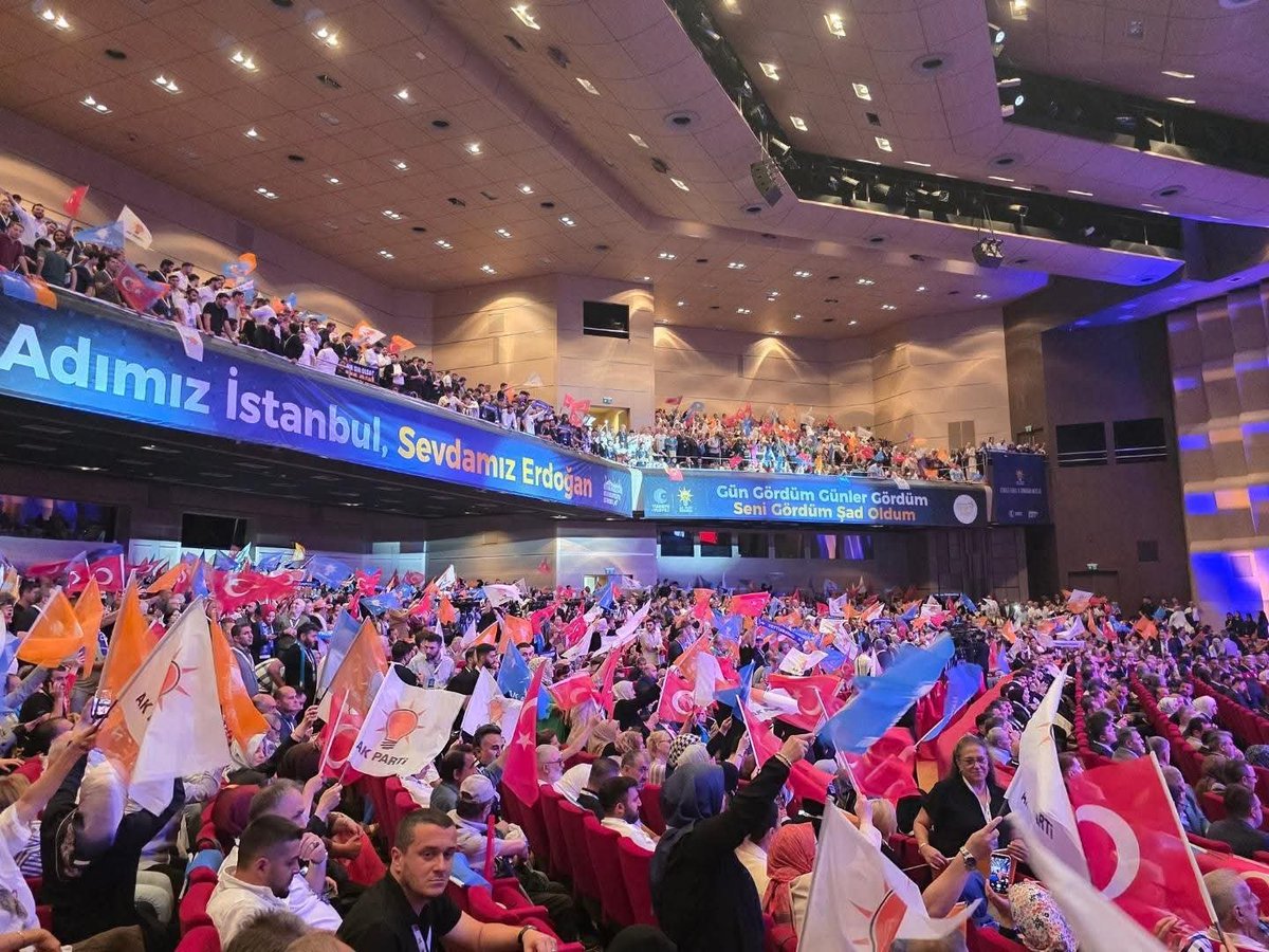 erdoganakgull's tweet photo. 📍 İstanbul
Cumhurbaşkanımız ve Genel Başkanımız Sayın Recep Tayyip Erdoğan'ın katılımlarıyla AK Parti İstanbul İl Danışma Meclisi Toplantımızı gerçekleştirdik.
Toplantımızın ardından, ailemize katılan yeni belediye başkanlarımızın rozet takdim törenine de iştirak ettik. https://t.co/PKpUA7rCN6