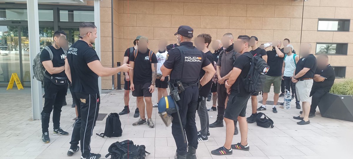 NucleoNEsp's tweet photo. 🔴La policía nos bloquea el paso en Ceuta.

La policía nos retiene deliberadamente en el puerto de Ceuta a sabiendas la quedada convocada, pero ahora arrancamos para la Plaza de los Reyes.

NI UN PASO ATRÁS

DEFIENDE ESPAÑA https://t.co/CZyRPqJpID